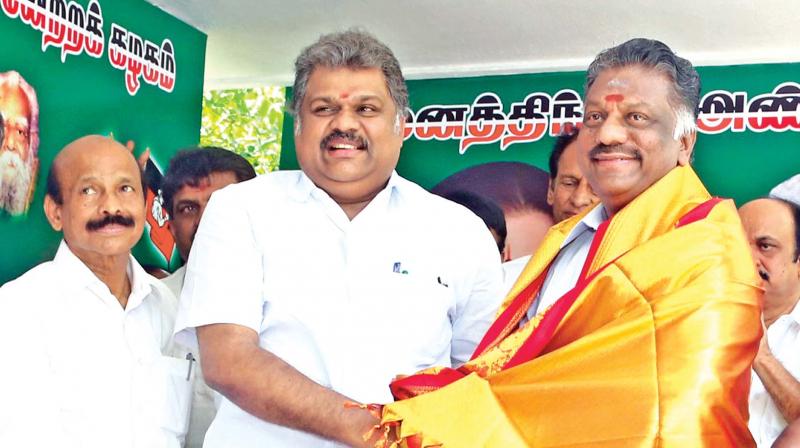 Tamil Manila Congress leader G.K. Vasan presents a shawl to former CM O. Panneerselvam at his residence on Thursday (Photo: DC)