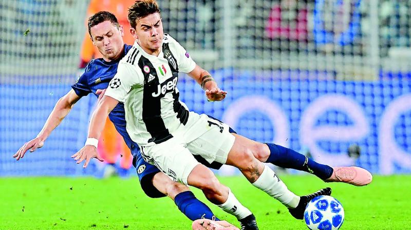 Manchester United midfielder Nemanja Matic (rear) tackles Juventus forward Paulo Dybala during their Champions League match at the Allianz stadium in Turin, Italy, on Wednesday. Manchester United won 2-1.(Photo:  AFP)
