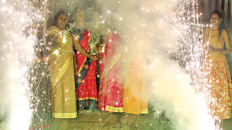People bursting crackers on the occasion of Diwali festival in Bengaluru (Photo: DC)