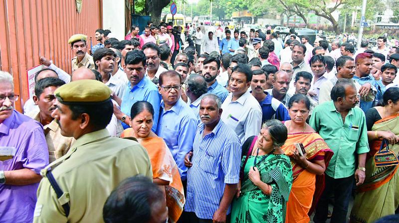 Those hoping to exchange the old notes for the new ones gather outside the RBIs office at Saifabad. Its been eight days since the Prime Minister announced the demonetisation scheme (Photo: DC)