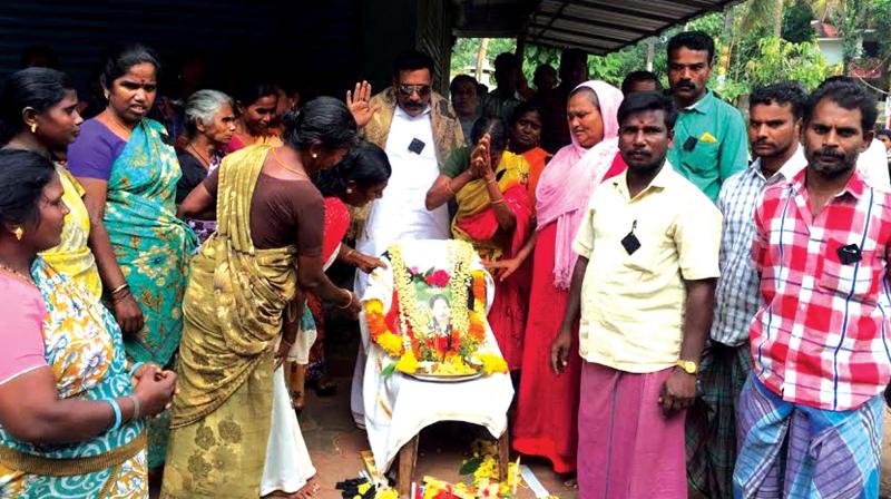 Tamil migrants pay tributes to Jayalalithaa in Kanhiyoor near Changaramkulam on Tuesday. (Photo: DC)