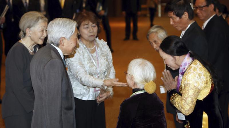 Japanese Emperor Akihito and Empress Michiko meets with a Japanese community in Vietnam at a hotel in Hanoi, Vietnam, Wednesday, March 2, 2017. (Photo: AP