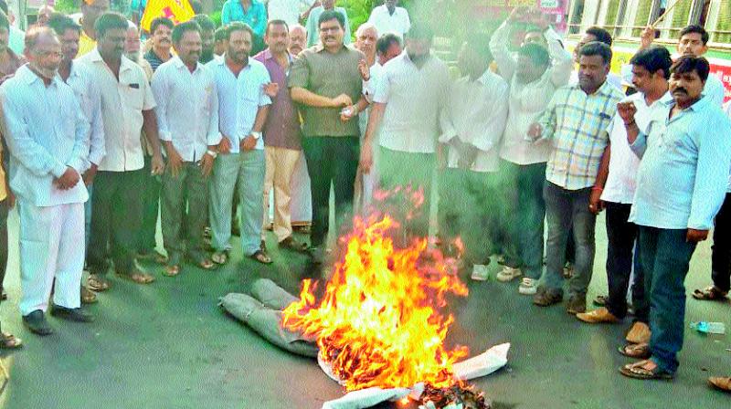 TD leaders and activists burn the effigy of YSRC leader and MP Vijayasai Reddy in Vijayawada on Tuesday. (Photo: DC)