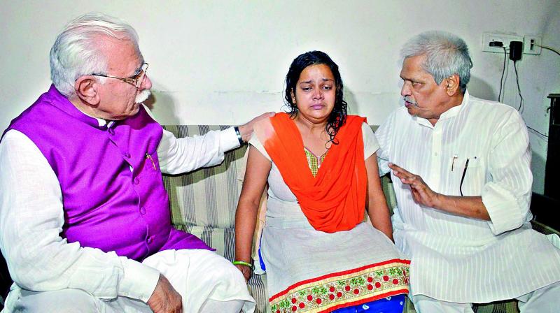 Haryana Chief Minister Manohar Lal Khattar consoling the mother of Pradyumna in Gurugram on Friday. (Photo: PTI)