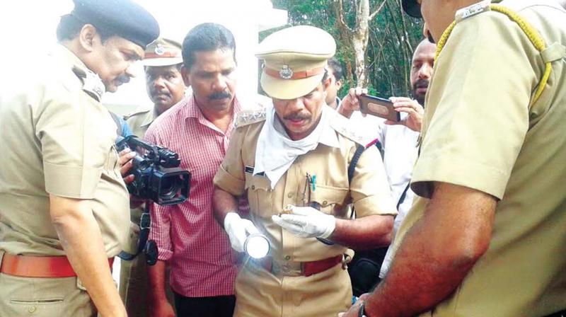 Police examining the mortal remains found out from the compound of building in Thalayolaparampu, Kottayam on Monday .(Photo: DC)