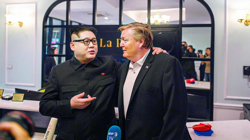 North Korean leader Kim Jong Un impersonator Howard X (L) and US President Donald Trump impersonator Russel White speak to the media at a hotel in Hanoi on Monday. (Photo: AFP)