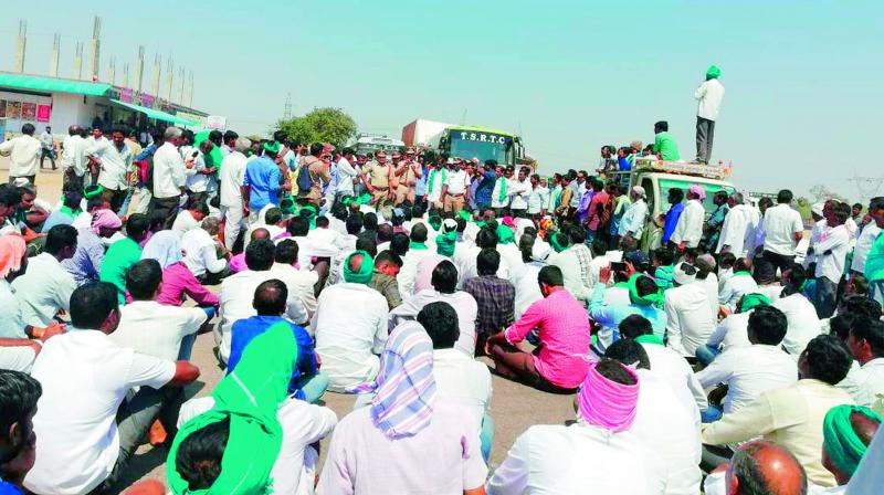 Farmers block the Jagtial-Karimnagar state highway demanding hike in MSP for turmeric on Monday. 	(Photo: DC)
