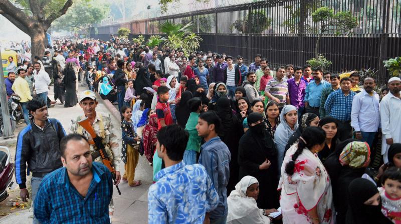 People wait in a long queues to exchange their old Rs 500 and Rs 1000 notes outside Reserve Bank of India. (Photo: PTI)