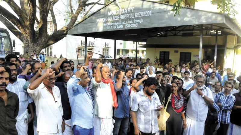 Human rights activists and Maoist sympathisers shouting slogans in front of the mortuary at MCH, Kozhikode on Saturday.	(Photo: DC)