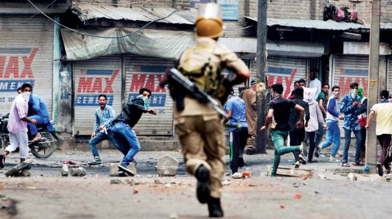 Kashmiri Muslim protesters clash with a paramilitary soldier in Srinagar (Photo: AP)