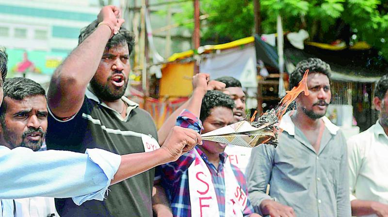 SFI activists stage a protest in Vijayawada demanding action against private and corporate institutions for increasing pressure on students that is even leading to their suicides. (Photo: DC)