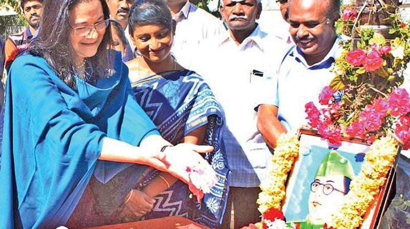 Madhuri Bose, the grand niece of Netaji Subash Chandra Bose, pays homage to Netaji at Ooty on his 121st birth anniversary. (Photo: DC)