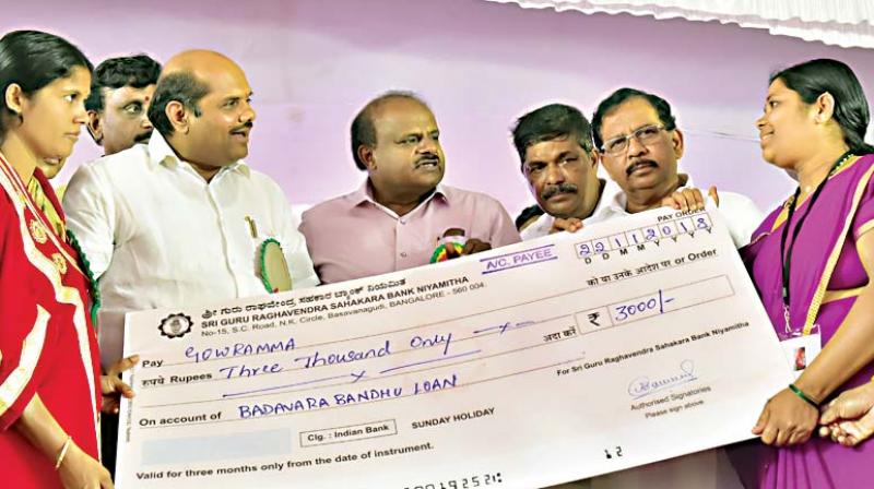 CM H.D. Kumaraswamy presents a cheque to a beneficiary during the inauguration of  Badavara Bandu  scheme at Yashavanthapura APMC Yard in Bengaluru on Thursday. Dy CM Dr G. Parameshwar, Minister Bandeppa Kashempur, Mayor Gangambike Mallikarjuna were also present 	  Image: DC