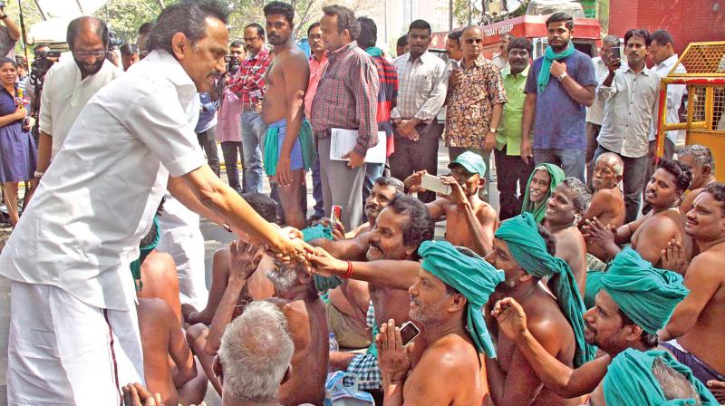 Opposition leader and DMK working president MK Stalin meets Tamil Nadu farmers protesting in Delhi. (Photo: DC)