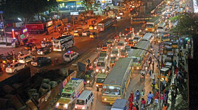 As bus services resume after eight days of transport strike, Koyambedu witnessed heavy traffic snarls on Friday with large number of moffusil buses ferrying passengers to their home towns. (Photo: DC)