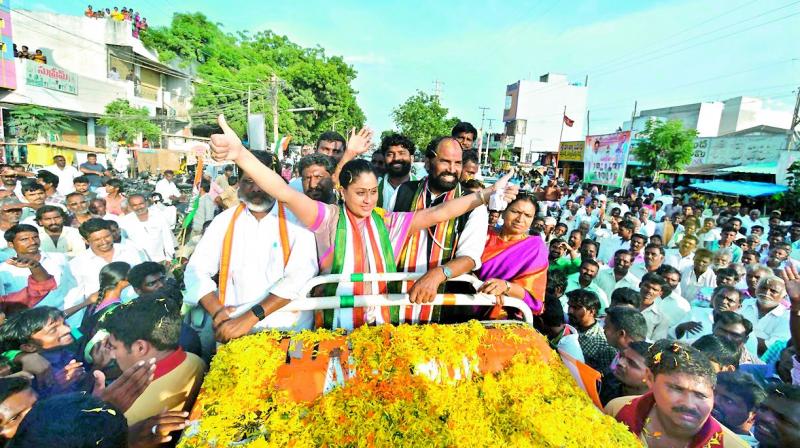 TPCC president and actor turned politician Vijayashanti wave to the crowd during their election campaign in Jogulamba Gadwal district on Thursday.(Photo: ANIL KUMAR)