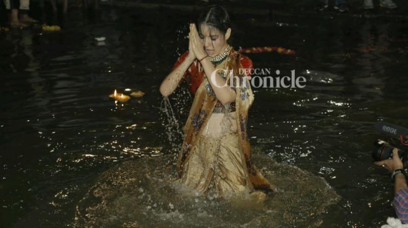 angana Ranaut had performed aarti at the banks of River Ganga and took a dip in it to launch Manikarnikas poster.