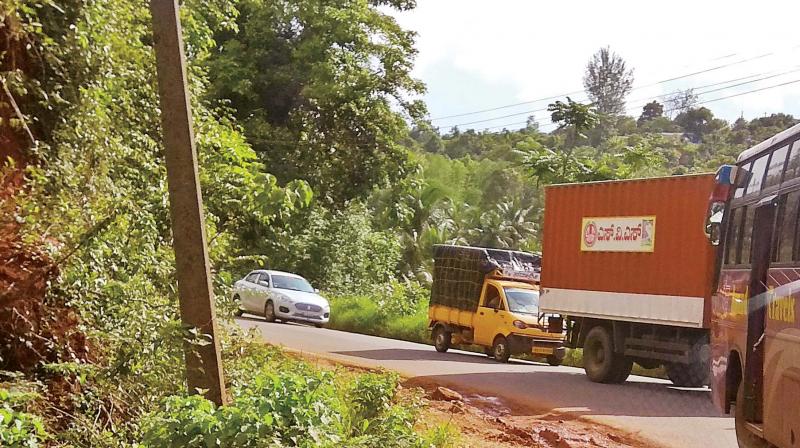 The narrow road between Punjalakatte and BC Road in Mangaluru