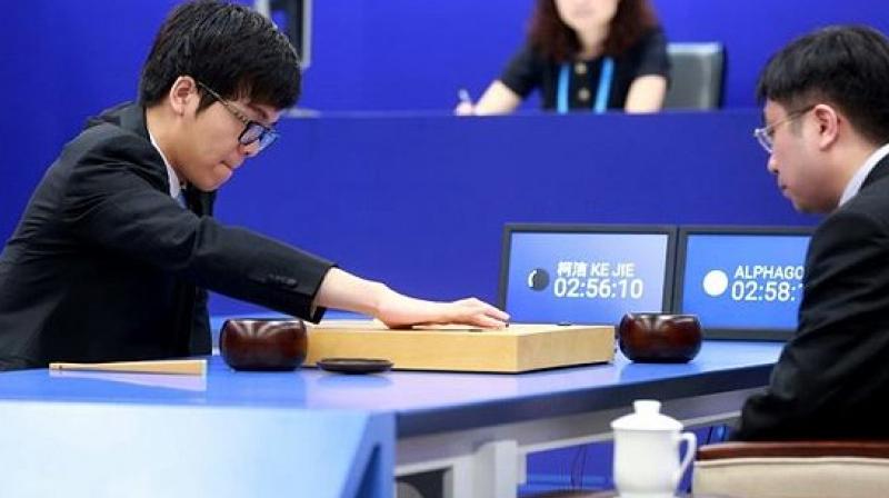Chinas 19-year-old Go player Ke Jie (L) makes a move during the first match against Googles artificial intelligence programme AlphaGo (Photo: AFP)