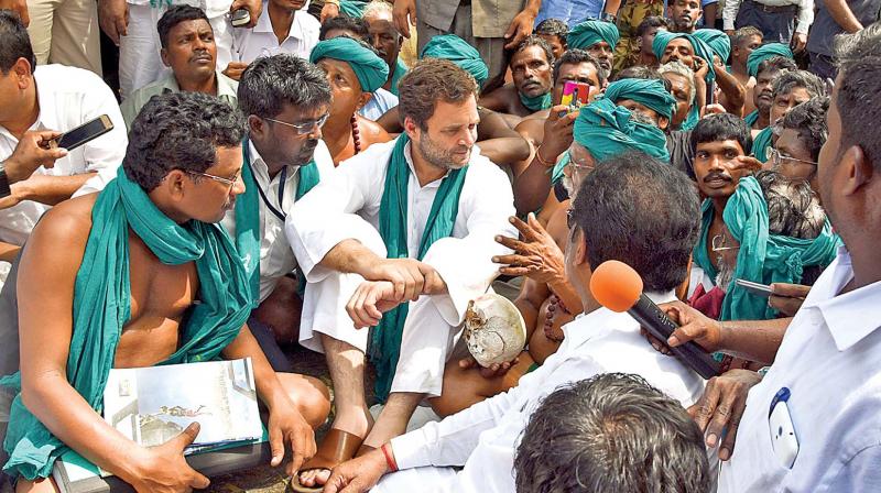 Congress vice president interacts with protesting farmers at Jantar Mantar in New Delhi on Friday. (Photo: DC)