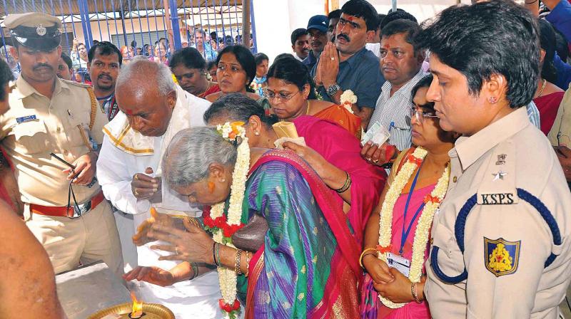 JD(S) supremo and former Prime Minister Deve Gowda along with his family members at Hassanamba temple in Hassan on Sunday. 	(Photo: DC)