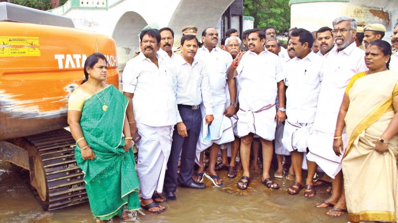 Chief Minister Edappadi K. Palaniswami, his cabinet colleagues and others inspect the damaged regulator portion in Coleroon river at Mukkombu near Tiruchy on Friday.