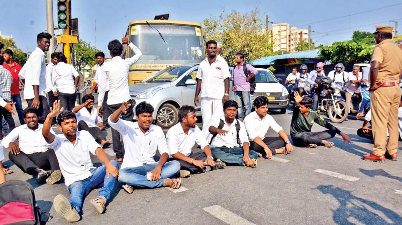 Government Law College students protest against delay in the formation of Cauvery management board near High Court on Thursday (Photo: DC)
