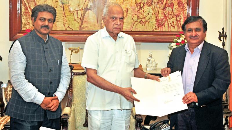 Thiru. Banwarilal Purohit, Governor of Tamil Nadu, appointed Dr M.K. Surappa as vice-chancellor of Anna University at Raj Bhavan on Thursday. The Additional Chief Secretary to Governor, Thiru. R. Rajagopal, I.A.S was present on the occassion. (Photo:DC)