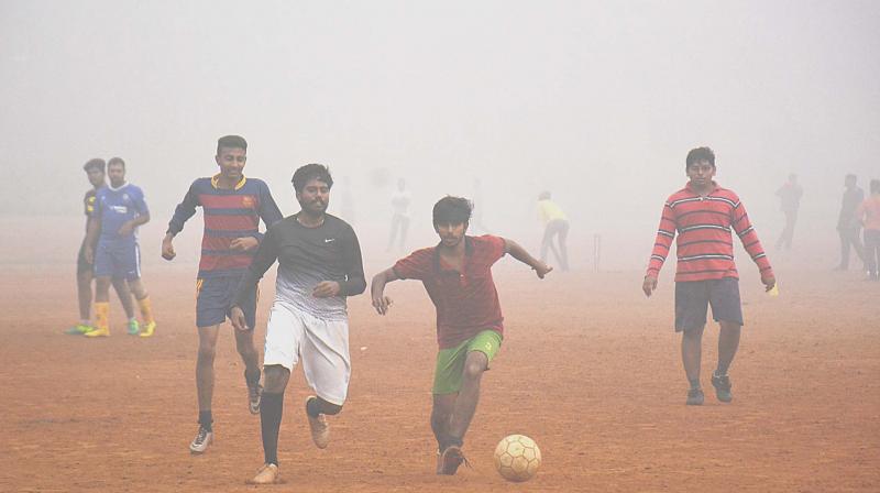 Smog envelopes the railway playground in Tambaram on Saturday.  /Photo: DC)