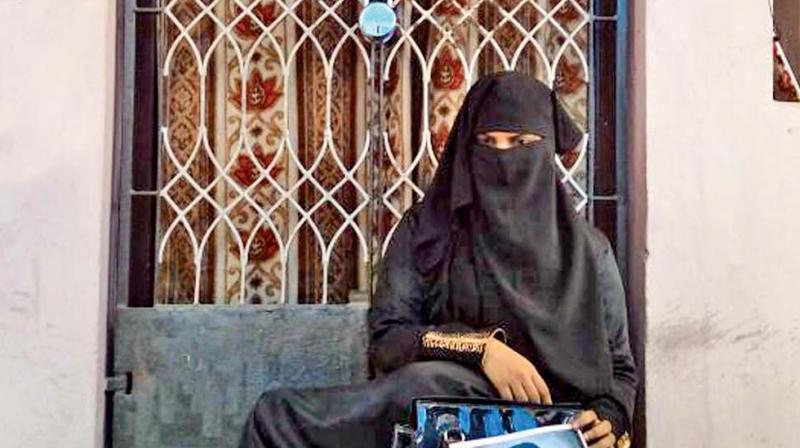 Condemning the Triple Talaq by her husband, Nasreen with her husband Habeebs picture protests outside the house at Tambaram (Photo: AP)