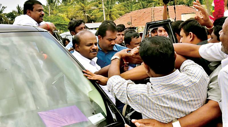 Chief Minister H.D. Kumaraswamy is welcomed by his supporters at Channarayapatna taluk in Hassan on Thursday (Photo:  KPN)