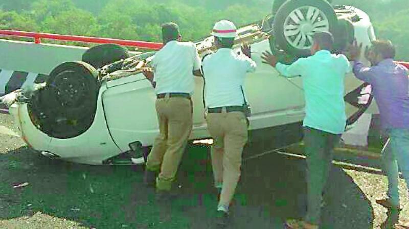 Police moves the toppled car out of the way on PVNR Expressway. (Photo: Dc)