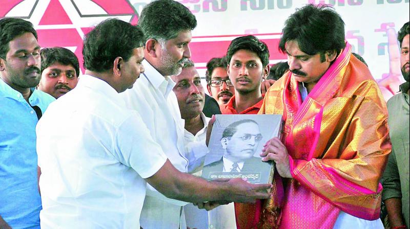 Fan and followers of Guntur felicitate Jana Sena chief K. Pawan Kalyan during a thanksgiving programme to the farmers family who leased his land for the Jana Sena party office at Chinnakakani village in Guntur district on Friday. 	(Photo: DC)