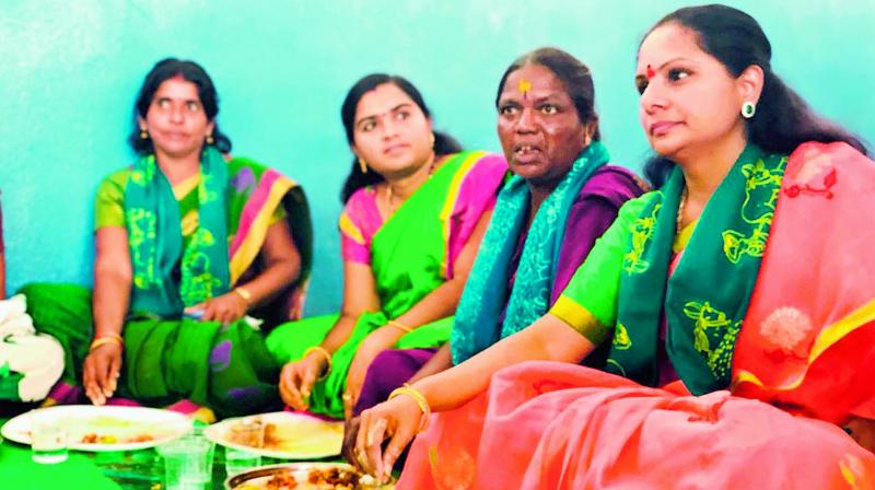 Nizamabad MP Kavitha having lunch with farmers after the distribution of Rythu Bandhu cheques and pattadar passbooks at Gannaram village in Adilabad district on Thursday. (Photo:DC)