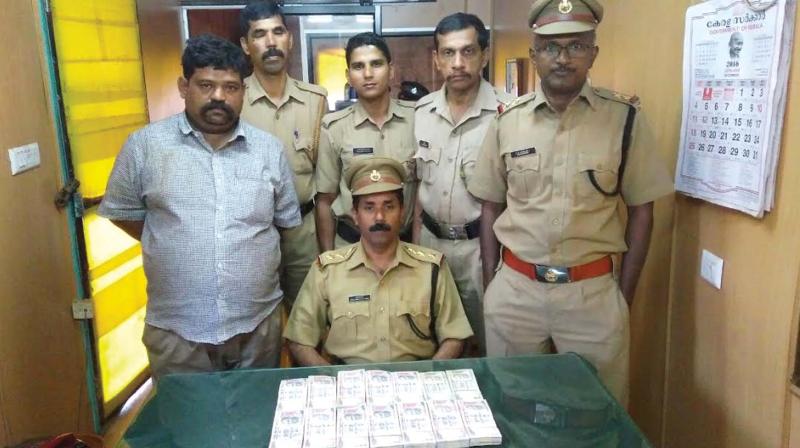 Excise team with the accused and the seized currency. (Photo: DC)