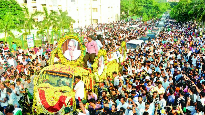 A sea of people follow M.V.V.S. Murthis body on way to a special site for final rites on Sunday. (Image DC)