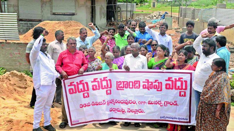 Residents of Brahmandapuram colony protest against wine shop in the colony. (Photo: DC)