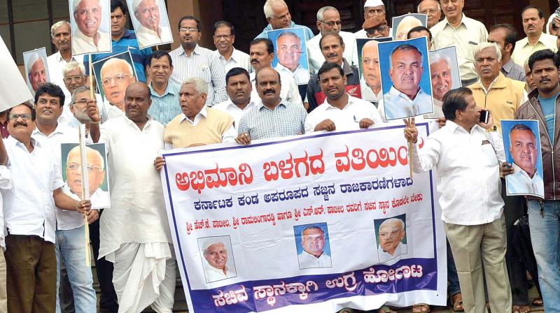 Supporters of Congress leaders H.K. Patil, Ramalinga Reddy and S.R. Patil protest in Dharwad on Sunday demanding cabinet berth to them  (Image: KPN )