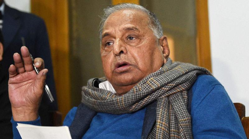 Samajwadi Party supremo Mulayam Singh Yadav announces the expulsion of Chief Minister Akhilesh Yadav and Ram Gopal Yadav from the party for six years, in Lucknow. (Photo: PTI)