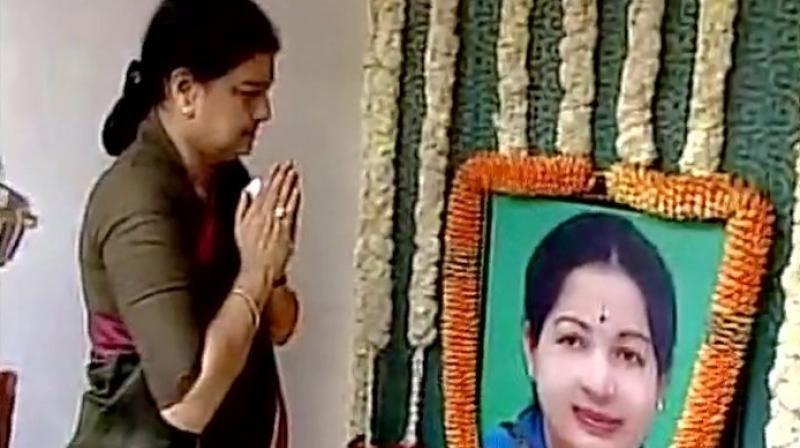 AIADMK General Secretary Sasikala Natarajan paying tributes to Jayalalithaa. (Photo: ANI Twitter)
