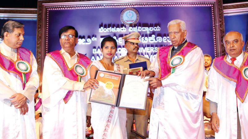 Karnataka Governor Vajubhai Vala presenting certificates to 2017  graduates on Friday  (Photo: KPN)