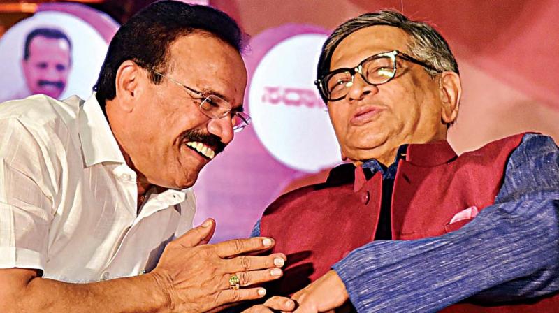 Union Minister D.V. Sadananda Gowda with veteran Congress leader S.M. Krishna at a function to release his biography Sada Smitha at Palace Grounds in Bengaluru on Saturday (Photo: DC)