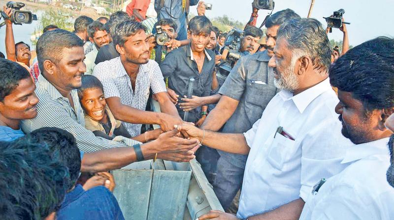 Chief Minister O. Panneerselvam interacting with  people during his visit to Pulicat on Tuesday (Photo: DC)