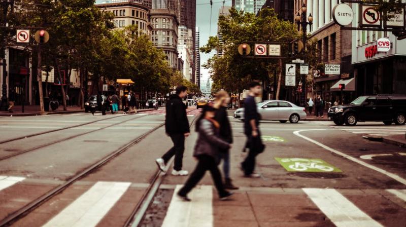 Crossing the street while using your phone or listen to music costs $100 in California town Montclair. (Photo: Pexels)