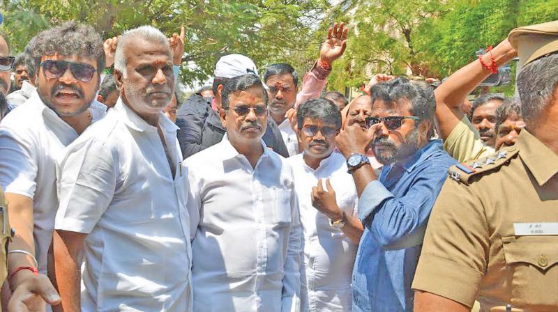 On Monday morning several producers including Thanu, Cheran, T.Siva, Suresh Kamatchi and, JSK Satish assembled in front of Nadigar Sangam, raised slogans against Vishal and Prakash Raj and condemned his reported derogatory speech about producers. They demanded an apology from Vishal. (Photo: DC)