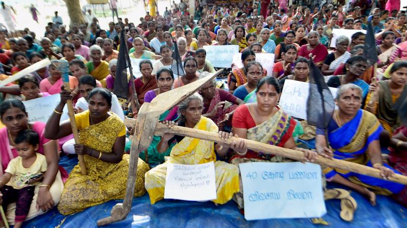 Families of the farmers protesting against the hydro-carbon project as it would cause damage to agriculture land and crops, in Neduvasal, Pudukottai district in Tamil Nadu. (Photo: AP)