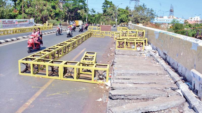 The Elephant Gate road overbridge lies in a damaged condition. Only two-wheelers are being allowed to pass, according to the Elephant gate traffic police and Southern Railway. (Photo: DC)