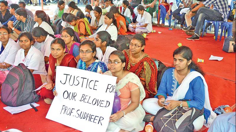 Students of Madras Medical College (MMC) with support from TN Government Doctors Association,  on Monday, stage a protest against the arrest of their professor Dr Sudhir. (Photo: DC)