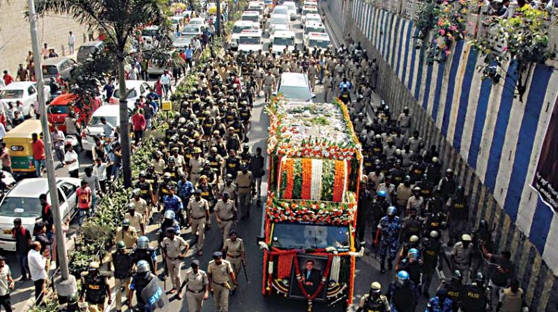 The funeral procession of actor-politician M.H. Ambareesh passes through the main streets of Bengaluru on Monday. (Below) AICC General Secretary, Karnataka in-charge K.C. Venugopal, KPCC president Dinesh Gundurao, Minister Zameer Ahmed Khan and senior Congress leader C.M. Ibrahim pay their last respects to former Union minister C.K. Jaffer Sharief, in Bengaluru on Monday (Photo: DC)