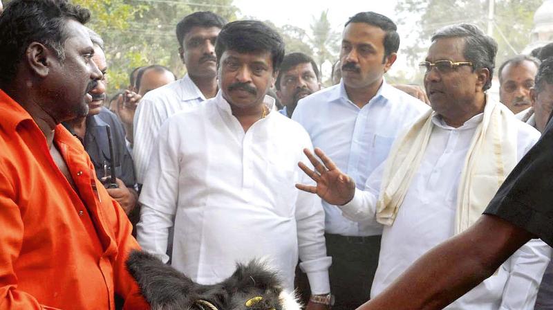 CM Siddaramaiah speaks with a farmer at drought-hit T. Purahalli near Kolar on Monday